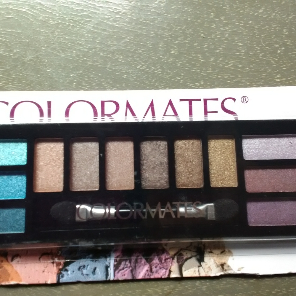 Make up Bundles eye shadow palette duo, Lip gloss.